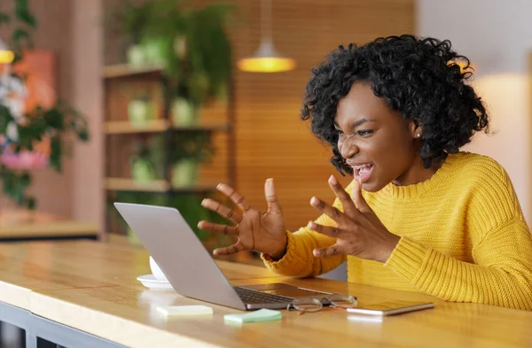 Fille africaine en colère regardant l'écran d'ordinateur portable — Photo