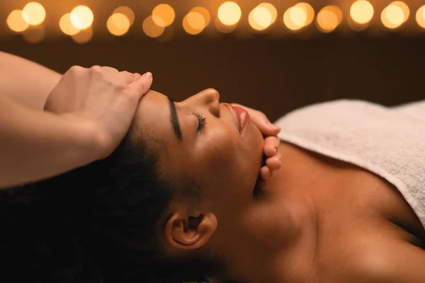 Zbliżenie z czarny dziewczyna otrzymywać wygładzający twarz masaż — Zdjęcie stockowe