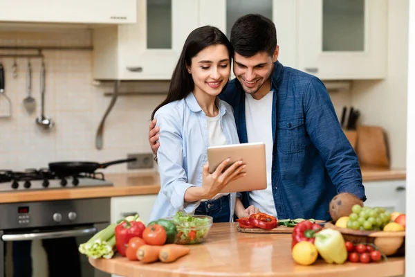 Härligt par laga sallad tillsammans hemma — Stockfoto