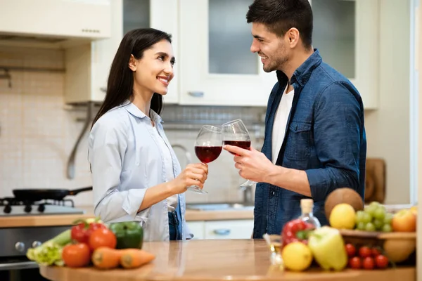 사랑 스러운 부부 가 아파트 부엌에서 와인을 마시고 있다 — 스톡 사진