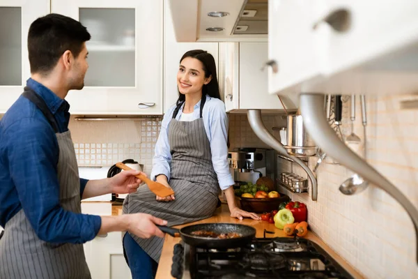 Amante casal preparando jantar fritar na panela em casa — Fotografia de Stock