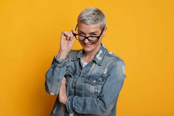 Te estoy observando. Retrato de mujer madura juguetona en gafas con estilo —  Fotos de Stock