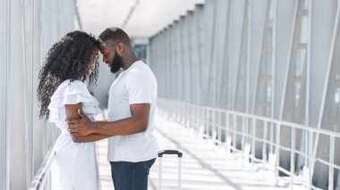 Coronavirüs 'ün tecridinden sonra Havalimanında Siyah Çiftler Buluşması