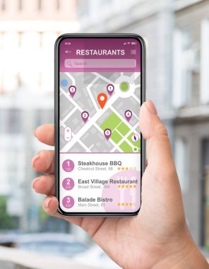 Sokakta akıllı telefon ekranında iyi restoranlar bulmak için GPS navigasyon uygulaması kullanan kadın gezgin, kolaj