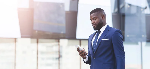 Empresario Usando Smartphone Con Aplicación de Negocios Caminando En La Ciudad, Panorama — Foto de Stock