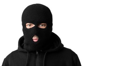 Maskeli hırsızın portresi beyaz duvarın üzerinde izole edilmiş.