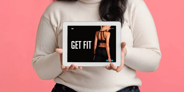 Blog de deportes. Vista recortada de la chica con sobrepeso que muestra el ordenador tableta con GET FIT página web en la pantalla, collage — Foto de Stock