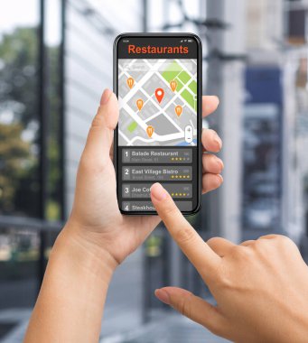 Cep telefonundaki GPS navigasyon hizmetini kullanarak konum tespitine dayalı restoran arayan bir kadın. Kolaj