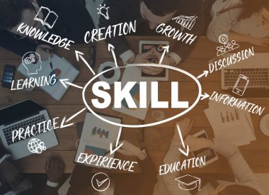 Ekip aletlerle buluşuyor. İş büyümesini tartışın, yazıtlar ve sembollerle çift ekran