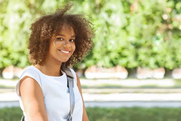 Porträtt av leende afrikansk amerikansk flicka college student poserar utomhus — Stockfoto