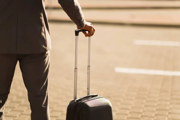 Empresário irreconhecível de pé com mala ao ar livre no aeroporto, cortado — Fotografia de Stock