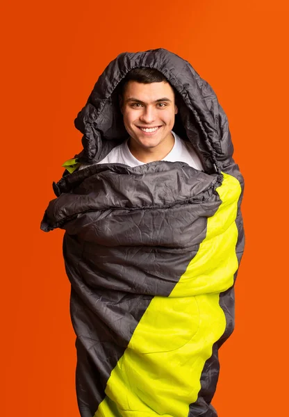 Glad kille vandrare insvept i färgglada sovsäcken — Stockfoto