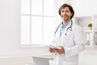 Ofiste dijital tabletli dost canlısı bir doktor.