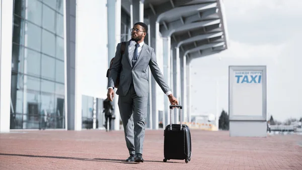 Hombre de negocios negro caminando con maleta cerca del aeropuerto Taxi Parking, Panorama — Foto de Stock