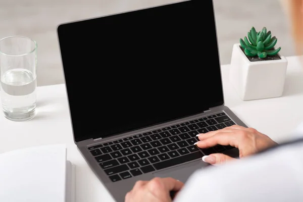 Blog médico e trabalhar com tecnologias modernas. Mãos de mulher digitando no laptop — Fotografia de Stock