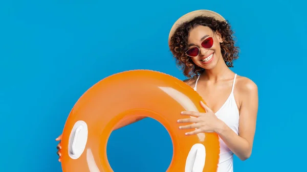 Alegre afro chica yendo a nadar con naranja inflable anillo —  Fotos de Stock