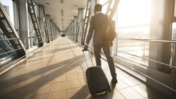 Homme d'affaires méconnaissable marchant de retour à la caméra dans le terminal de l'aéroport, Panorama — Photo