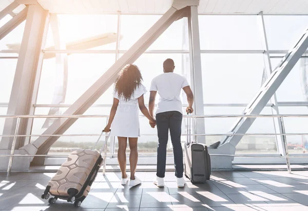 Voyage post-verrouillage. Vue arrière du couple romantique regardant vers la fenêtre de l'aéroport — Photo