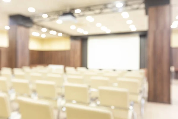 Foto borrosa de la sala de conferencias desde la pantalla del proyector — Foto de Stock