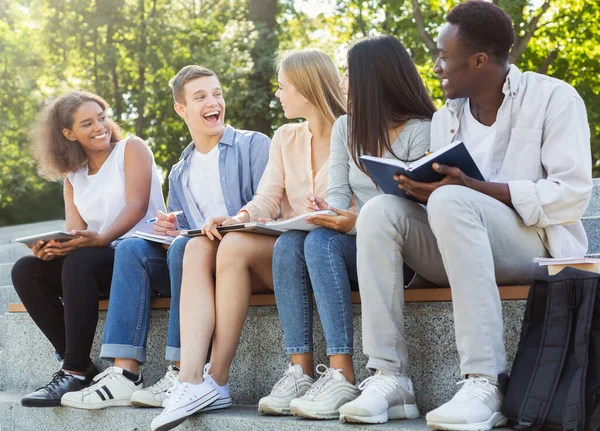 Nahaufnahme einer freundlichen Gruppe von Studenten, die im Freien lernen — Stockfoto