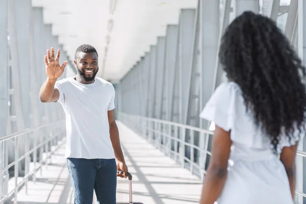 Bentornata. Amare moglie incontro suo marito nero in aeroporto — Foto Stock