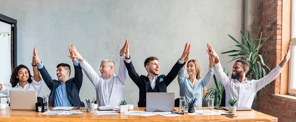 Business Colleagues Giving High-Five Celebrating Success Sitting In Office, Panorama — Stock Photo, Image