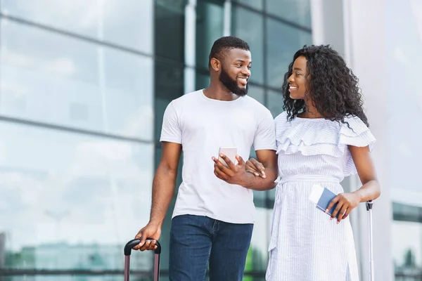 Heureux couple afro va voyager ensemble, arrivé à l'aéroport — Photo