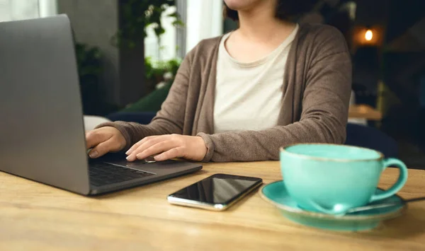 Forretninger Moderne kvinner frilanser med bærbar datamaskin og kaffe – stockfoto