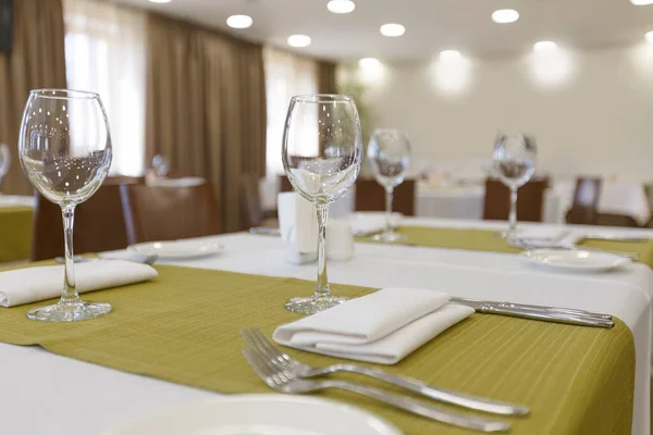 Table in restaurant ready to receive guests — Stock Photo, Image