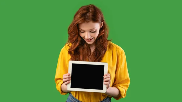 Student Girl Holding Digital Tablet Διαφήμιση εφαρμογή, Mockup, Studio Shot — Φωτογραφία Αρχείου