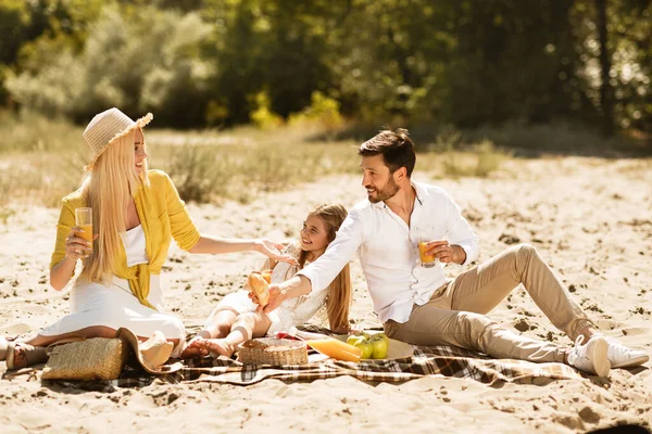 Rodzice i córka mają piknik w letni dzień — Zdjęcie stockowe
