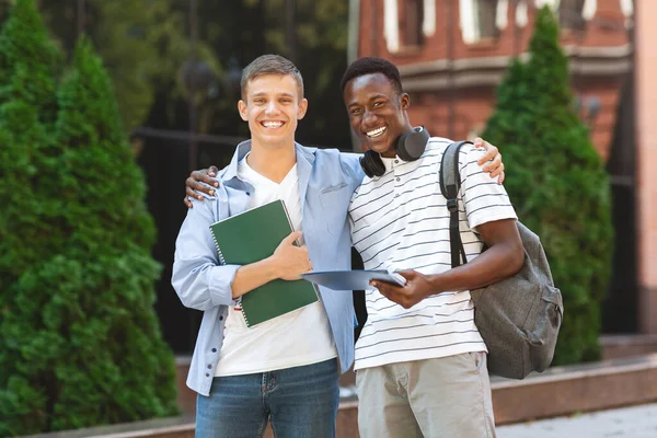Compagni di college. Due studenti maschi multietnici in posa all'aperto dopo le lezioni — Foto Stock