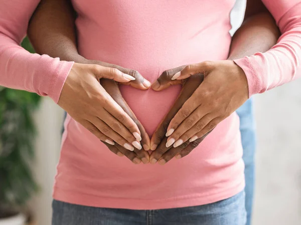 Les mains de la femme et du mari sur le ventre de la femme enceinte — Photo