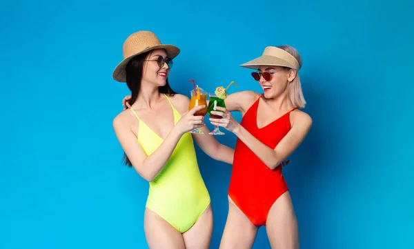 Wesołe lato. Radosne wielonarodowe dziewczyny brzęczące okulary z kolorowymi koktajlami — Zdjęcie stockowe