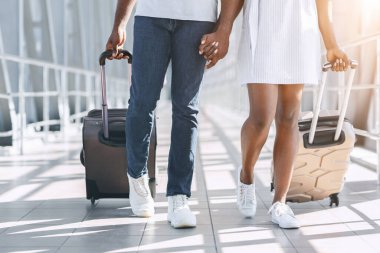 Kapıya gidiyorum. Havaalanı Terminalinde Bavullarıyla Yürüyen Afrikalı Çift