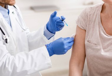 Şırıngalı doktor eski hastalara iğne yapıyor, kapatın.