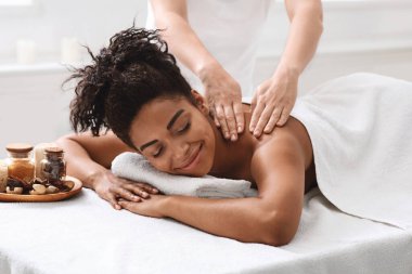 Barışçıl Afrikalı kız aroma terapisiyle vücut masajı yaptırıyor.