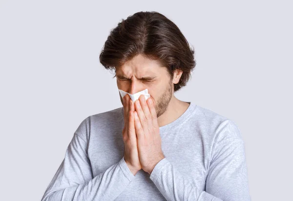 Eerste tekenen van ziekte. Hij snuit zijn neus in een servet. — Stockfoto