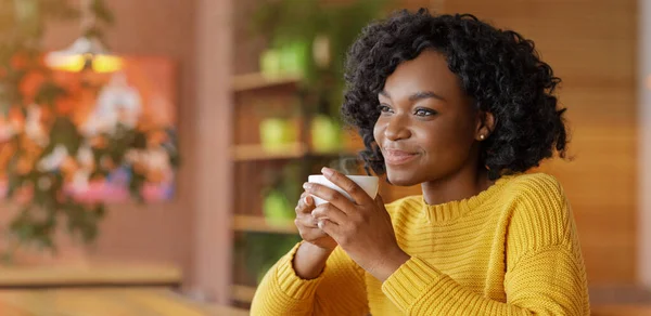 Romantisk svart flicka njuter av en kopp kaffe på caféet — Stockfoto