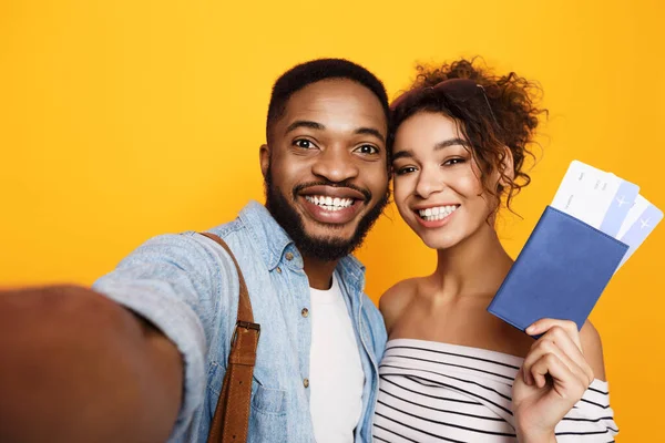 Happy Tourists Making Selfie Holding Εισιτήρια Posing, Studio Shot — Φωτογραφία Αρχείου