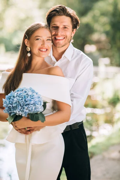 Wedding Couple Embracing Smiling To Camera Posing In Park, Vertical — Stock Photo, Image