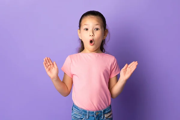 Asiatico ragazza con bocca aperta diffusione mani in eccitazione — Foto Stock