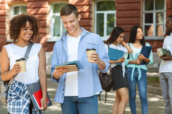 Czas między zajęciami. Radosni studenci pijący kawę na świeżym powietrzu — Zdjęcie stockowe