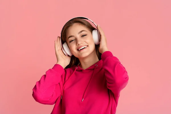 Relájate y música. Adolescente chica en auriculares inalámbricos disfrutando de canción favorita —  Fotos de Stock