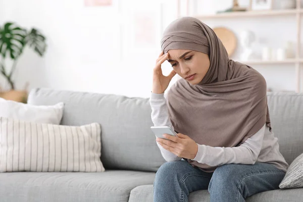 Стрессовая мусульманка в Хиджабе в ожидании важного звонка домой — стоковое фото