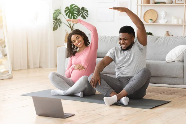 Fröhliches schwarzes Paar trainiert gemeinsam zu Hause — Stockfoto