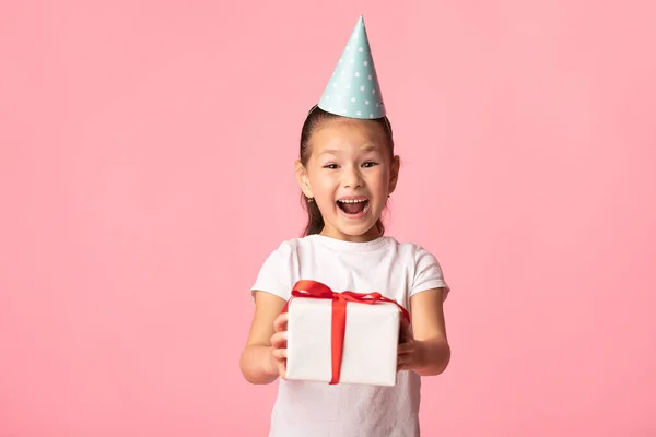 Feliz asiático menina segurando presente caixa no estúdio — Fotografia de Stock