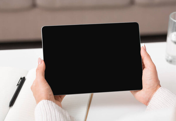 Связь на расстоянии с клиентом. Женщина держит планшет с чистым экраном
