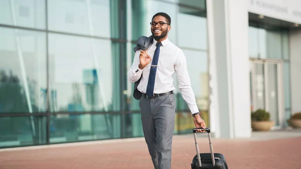 Empresário feliz andando no aeroporto com mala de viagem, Panorama — Fotografia de Stock