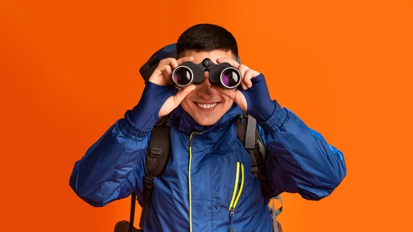 Retrato de mimbre sonriente usando binoculares modernos — Foto de Stock